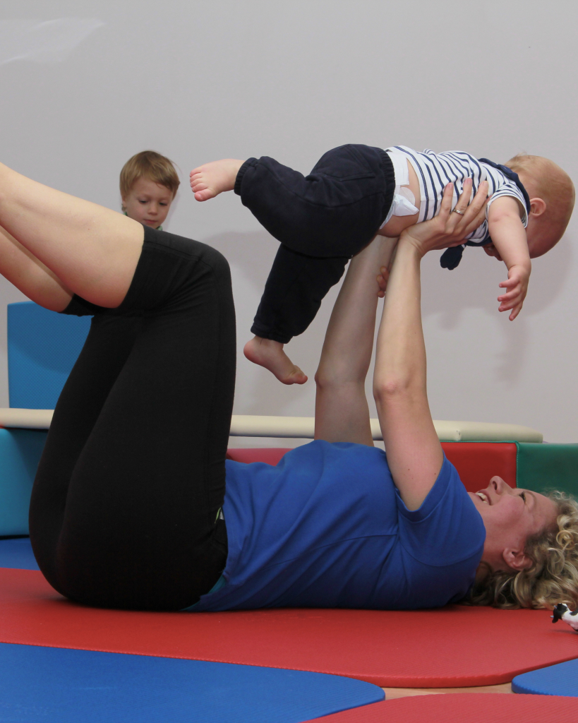 Poporodna vadba za mamice z dojenčki ali brez poporodni pilates